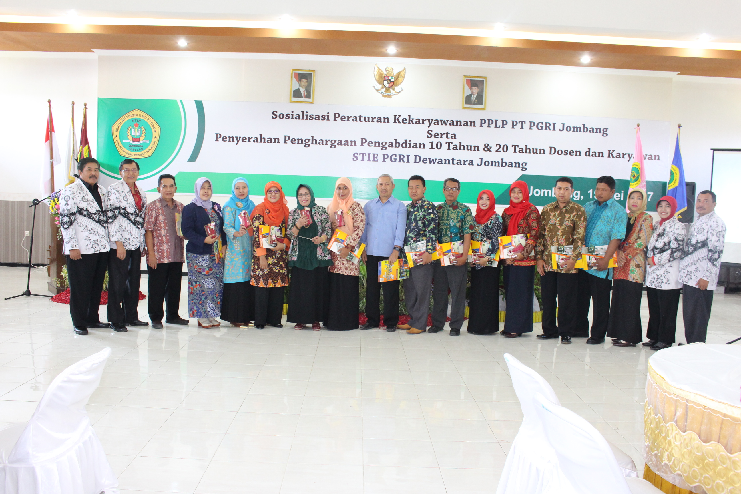 SOSIALISASI PERATURAN KEKARYAWANAN PPLP PT. PGRI JOMBANG SERTA PENYERAHAN PENGHARGAAN 10 TAHUN DAN 20 TAHUN DOSEN DAN KARYAWAN STIE PGRI DEWANTARA JOMBANG SOSIALISASI PERATURAN KEKARYAWANAN PPLP PT. PGRI JOMBANG SERTA PENYERAHAN PENGHARGAAN 10 TAHUN DAN 20 TAHUN DOSEN DAN KARYAWAN STIE PGRI DEWANTARA JOMBANG