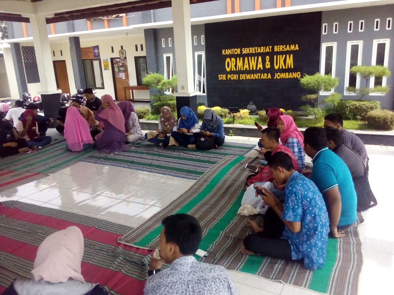 HALAL BI HALAL ORMAWA DAN UKM STIE PGRI DEWANTARA JOMBANG HALAL BI HALAL ORMAWA DAN UKM STIE PGRI DEWANTARA JOMBANG