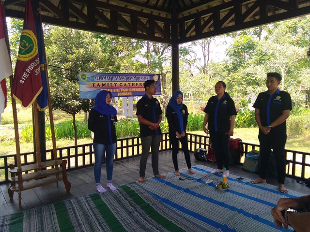 FAMILY GATHERING HIMAJE STIE PGRI DEWANTARA JOMBANG TAHUN 2017 FAMILY GATHERING HIMAJE STIE PGRI DEWANTARA JOMBANG TAHUN 2017
