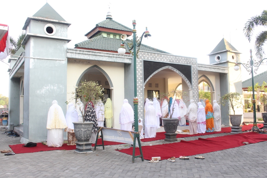 SHOLAT IDUL ADHA 1438 H DAN PENYEMBELIHAN HEWAN QURBAN DI STIE PGRI DEWANTARA JOMBANG SHOLAT IDUL ADHA 1438 H DAN PENYEMBELIHAN HEWAN QURBAN DI STIE PGRI DEWANTARA JOMBANG