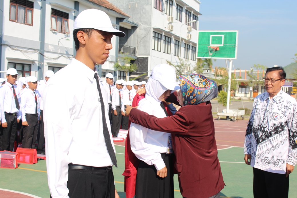 UPACARA PEMBUKAAN FISKAL STIE PGRI DEWANTARA JOMBANG TAHUN 2017 UPACARA PEMBUKAAN FISKAL STIE PGRI DEWANTARA JOMBANG TAHUN 2017