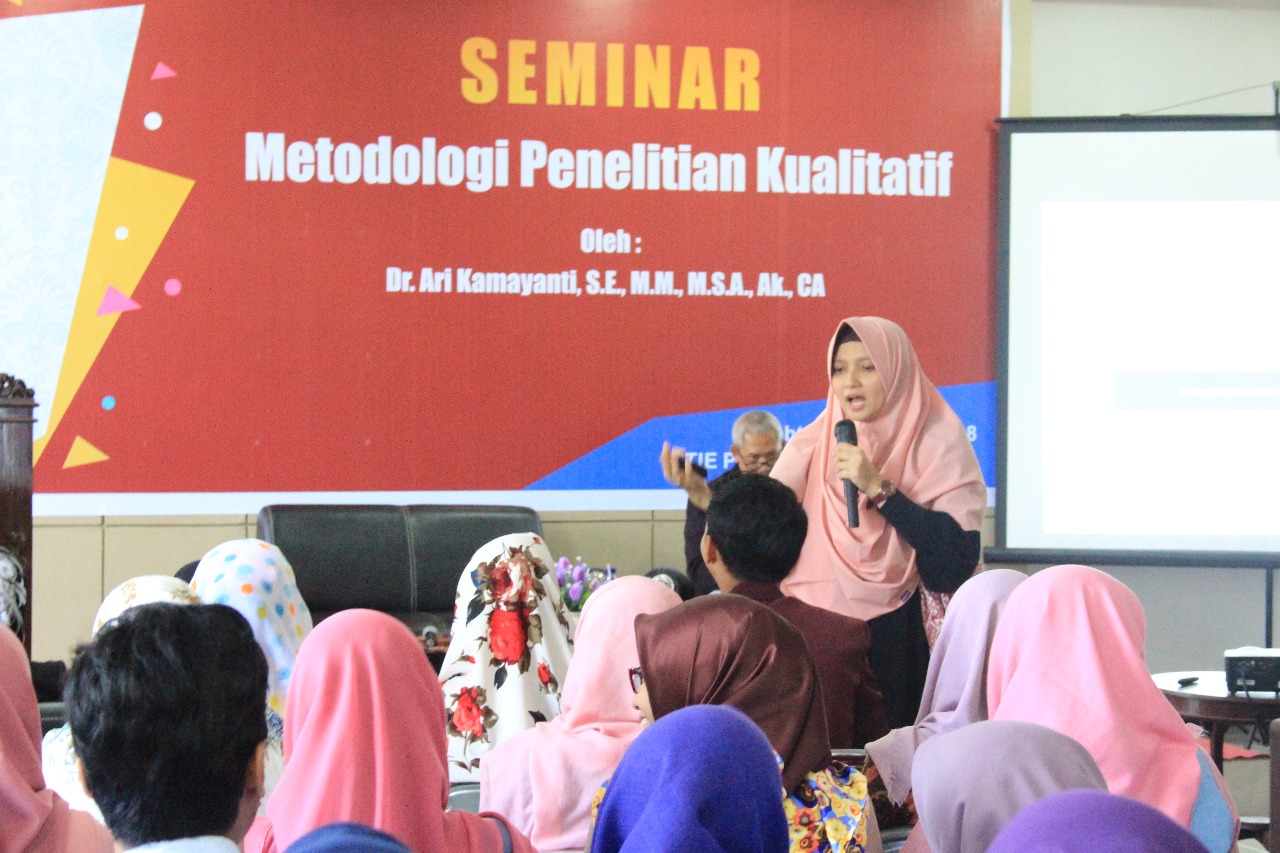 SEMINAR METODOLOGI PENELITIAN KUALITATIF DI STIE PGRI DEWANTARA JOMBANG SEMINAR METODOLOGI PENELITIAN KUALITATIF DI STIE PGRI DEWANTARA JOMBANG