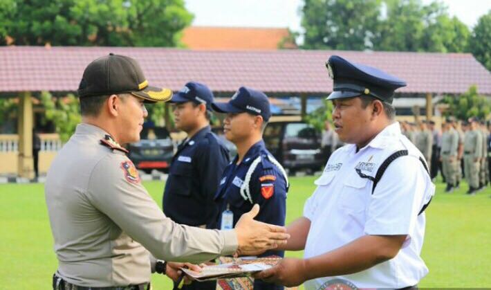 SATPAM STIE PGRI DEWANTARA JOMBANG MERAIH PENGHARGAAN DI HUT SATPAM KE -37 TAHUN 2017 SATPAM STIE PGRI DEWANTARA JOMBANG MERAIH PENGHARGAAN DI HUT SATPAM KE -37 TAHUN 2017