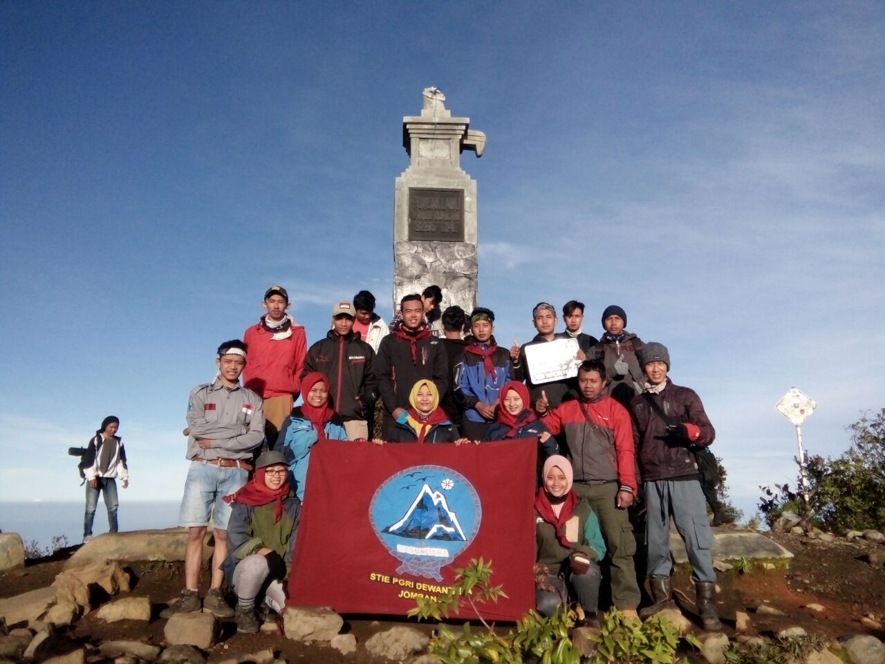 MPA BASUNDARA STIE PGRI DEWANTARA JOMBANG MENGELAR PENDAKIAN WAJIB (PENDAWA) KE GUNUNG LAWU MPA BASUNDARA STIE PGRI DEWANTARA JOMBANG MENGELAR PENDAKIAN WAJIB (PENDAWA) KE GUNUNG LAWU