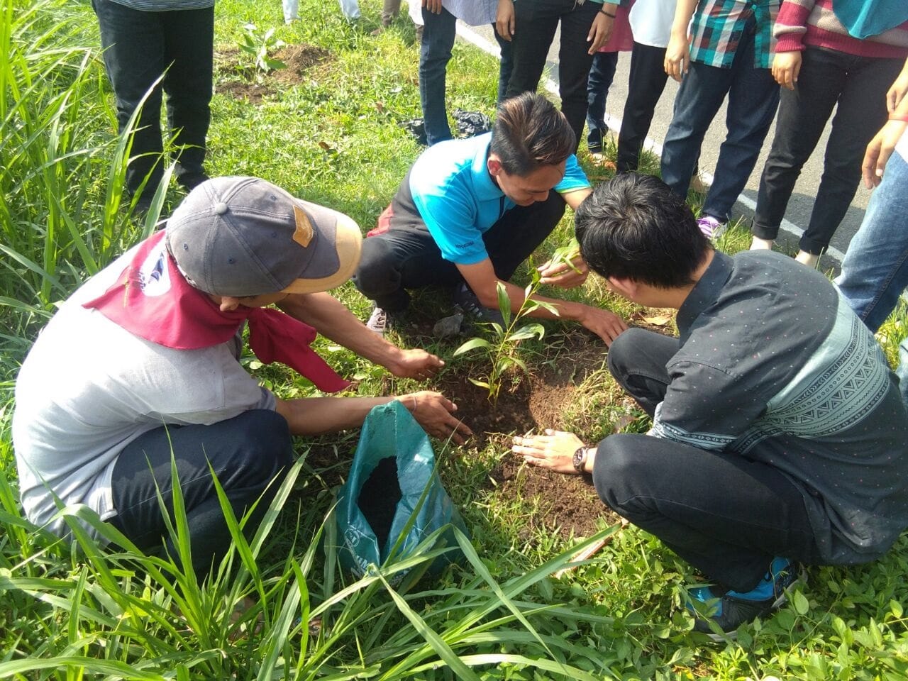 PERINGATI HARI BUMI SE-DUNIA (EARTH DAY), UKM MPA BASUNDARA MELAKUKAN PENANAMAN POHON DAN PELATIHAN HIDROPOLIK PERINGATI HARI BUMI SE-DUNIA (EARTH DAY), UKM MPA BASUNDARA MELAKUKAN PENANAMAN POHON DAN PELATIHAN HIDROPOLIK