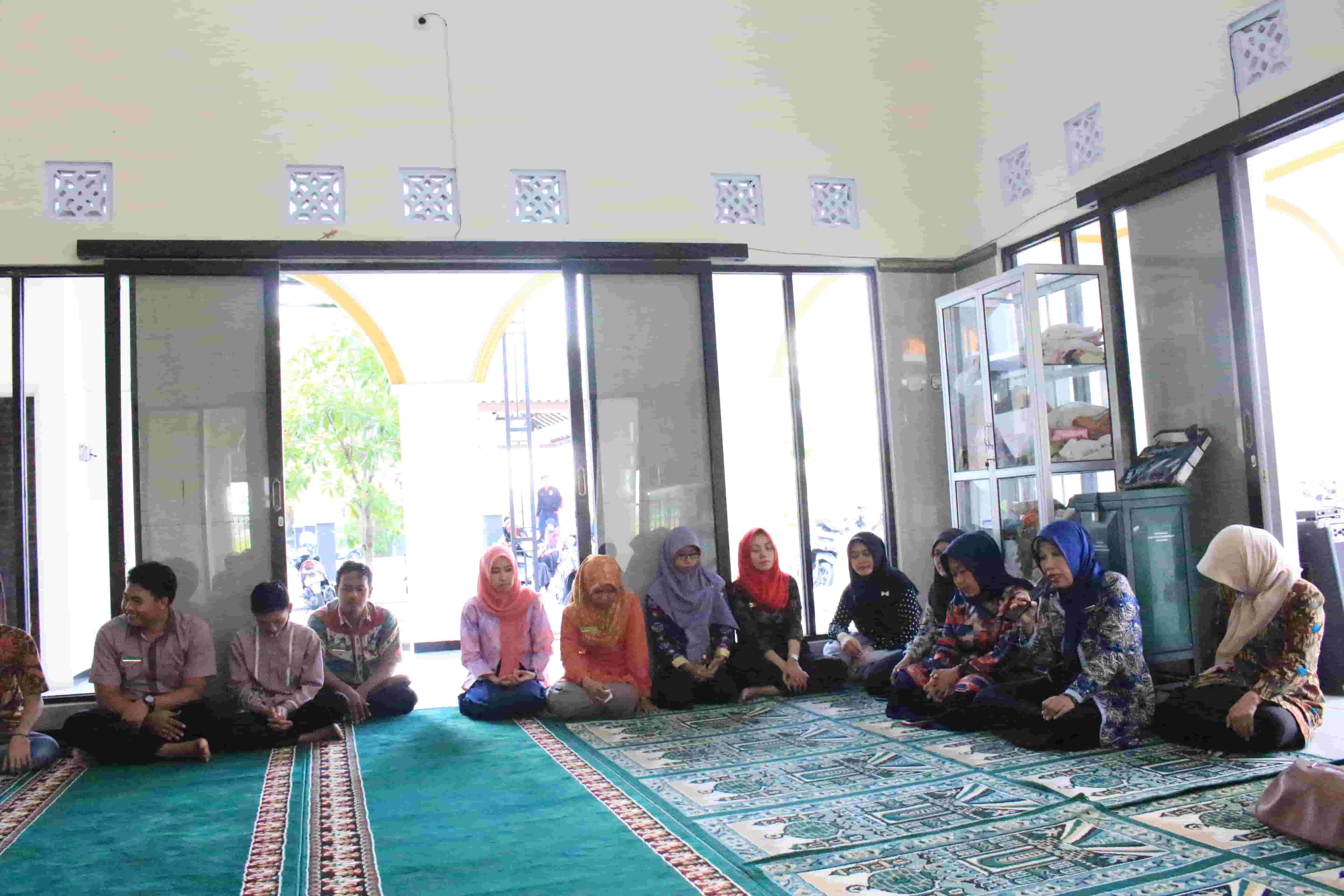 MOMENTUM SILATURAHMI RAMADHAN, CIVITAS AKADEMIKA STIE PGRI DEWANTARA JOMBANG GELAR BUKA BERSAMA MOMENTUM SILATURAHMI RAMADHAN, CIVITAS AKADEMIKA STIE PGRI DEWANTARA JOMBANG GELAR BUKA BERSAMA