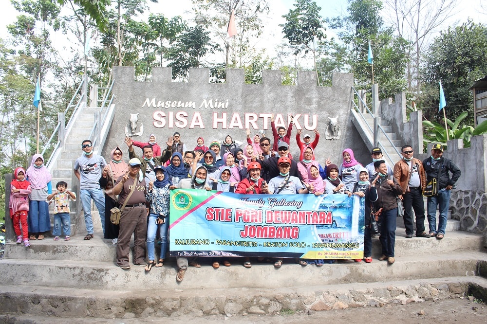 FAMILY GATHERING STIE PGRI DEWANTARA JOMBANG MEMBANGUN TALI SILATURAHMI DAN KEBERSAMAAN FAMILY GATHERING STIE PGRI DEWANTARA JOMBANG MEMBANGUN TALI SILATURAHMI DAN KEBERSAMAAN