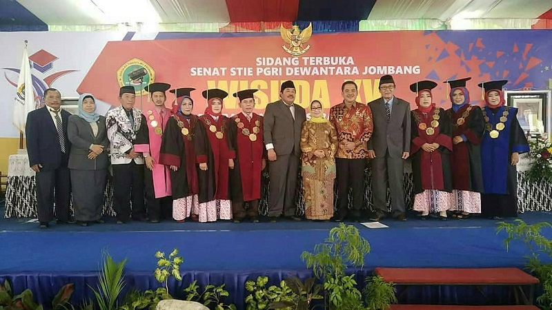 STIE PGRI DEWANTARA JOMBANG WISUDA 303 MAHASISWA, SIAP HADAPI REVOLUSI INDUSTRI 4.0 STIE PGRI DEWANTARA JOMBANG WISUDA 303 MAHASISWA, SIAP HADAPI REVOLUSI INDUSTRI 4.0