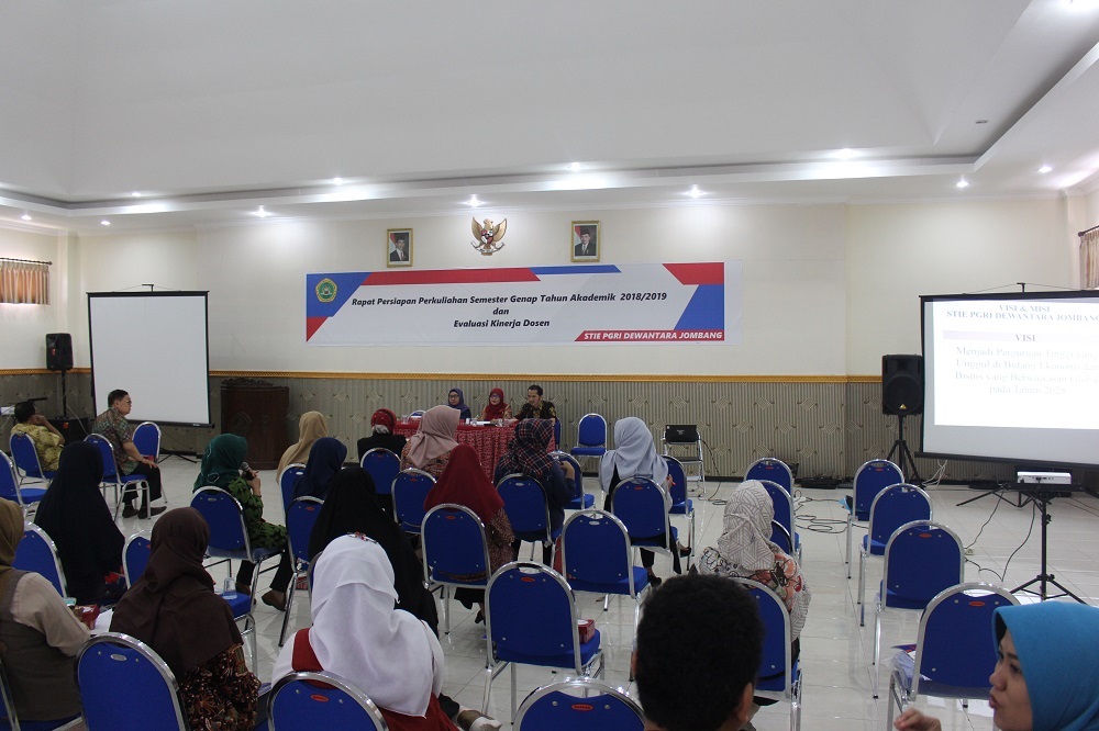 RAPAT PERSIAPAN PERKULIAHAN SEMESTER GENAP STIE PGRI DEWANTARA JOMBANG TAHUN AKADEMIK 2018/2019 RAPAT PERSIAPAN PERKULIAHAN SEMESTER GENAP STIE PGRI DEWANTARA JOMBANG TAHUN AKADEMIK 2018/2019