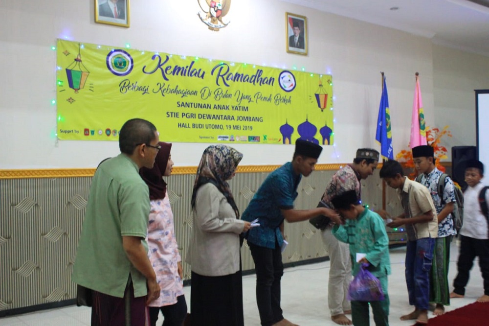 KEMILAU RAMADHAN, ORMAWA DAN UKM STIE PGRI DEWANTARA JOMBANG PEDULI ANAK YATIM KEMILAU RAMADHAN, ORMAWA DAN UKM STIE PGRI DEWANTARA JOMBANG PEDULI ANAK YATIM