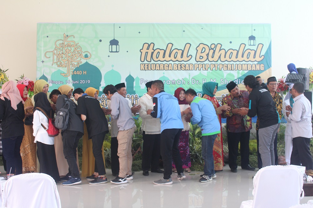 HALAL BI HALAL MOMENTUM KONSOLIDASI KELUARGA BESAR PPLP PT. PGRI JOMBANG HALAL BI HALAL MOMENTUM KONSOLIDASI KELUARGA BESAR PPLP PT. PGRI JOMBANG