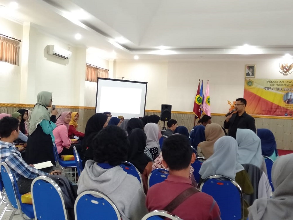 UKM SEC STIE PGRI DEWANTARA JOMBANG GELAR PELATIHAN KEWIRAUSAHAAN (MARKET PLACE) UKM SEC STIE PGRI DEWANTARA JOMBANG GELAR PELATIHAN KEWIRAUSAHAAN (MARKET PLACE)