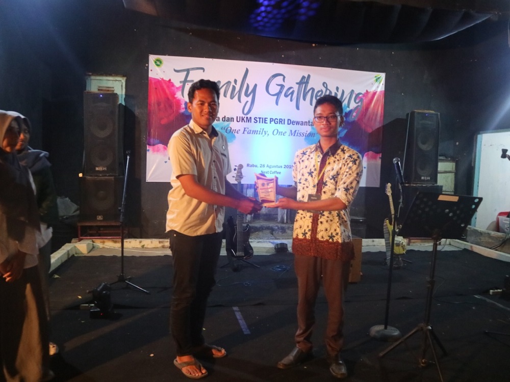 ORMAWA DAN UKM STIE PGRI DEWANTARA JOMBANG GELAR ACARA GATHERING TAHUN 2019 ORMAWA DAN UKM STIE PGRI DEWANTARA JOMBANG GELAR ACARA GATHERING TAHUN 2019