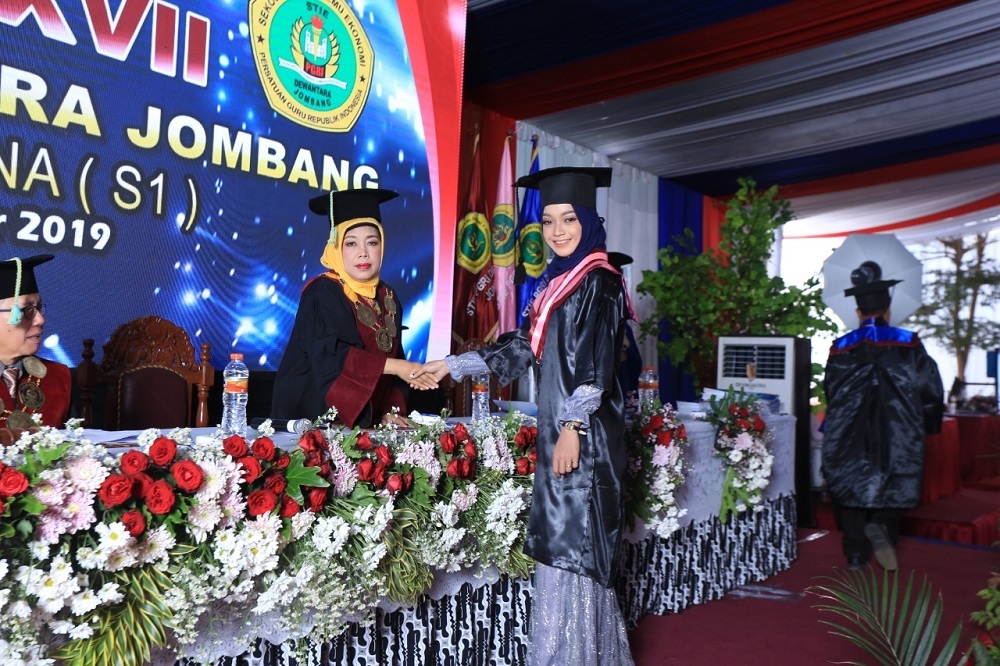 WISUDA KE-XVII , STIE PGRI DEWANTARA JOMBANG LULUSKAN 294 SARJANA BARU WISUDA KE-XVII , STIE PGRI DEWANTARA JOMBANG LULUSKAN 294 SARJANA BARU