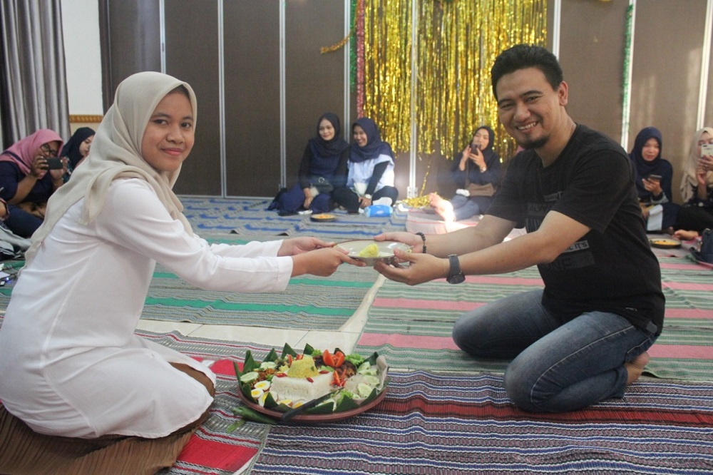 UKM PADUAN SUARA HARMONI DEWANTARA GELAR FAMILY GATHERING DAN PERINGATAN HARI JADI UKM PADUAN SUARA HARMONI DEWANTARA KE-6 UKM PADUAN SUARA HARMONI DEWANTARA GELAR FAMILY GATHERING DAN PERINGATAN HARI JADI UKM PADUAN SUARA HARMONI DEWANTARA KE-6