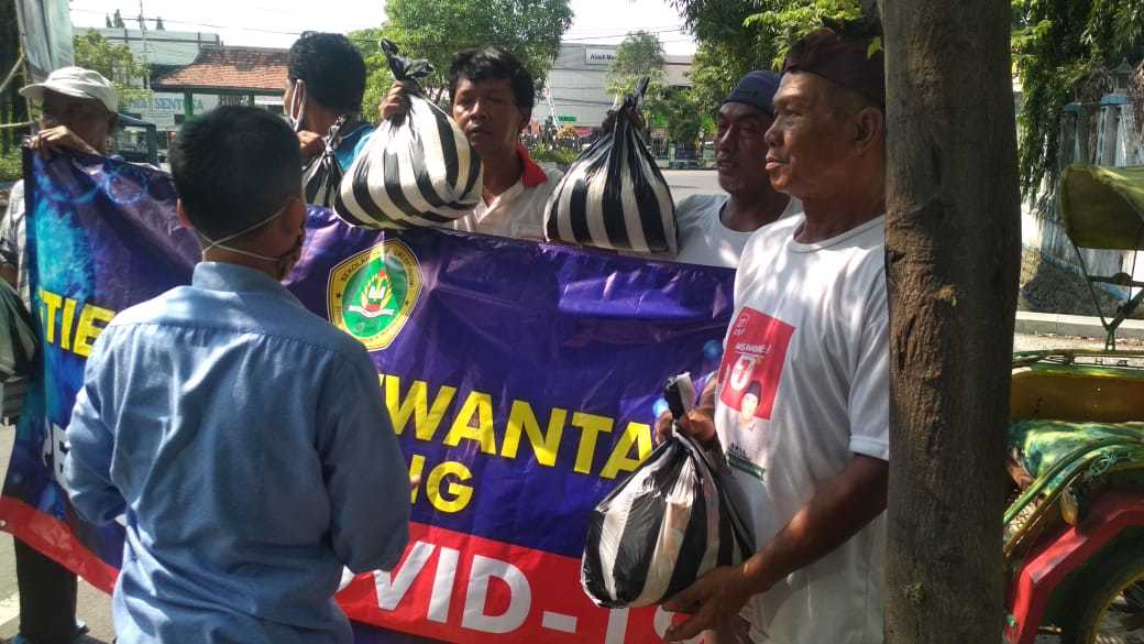 STIE PGRI DEWANTARA JOMBANG PEDULI, SALURKAN BANTUAN PAKET SEMBAKOBAGI MASYARAKAT TERDAMPAK PANDEMI COVID-19 STIE PGRI DEWANTARA JOMBANG PEDULI, SALURKAN BANTUAN PAKET SEMBAKOBAGI MASYARAKAT TERDAMPAK PANDEMI COVID-19