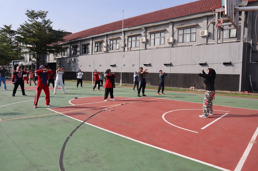 JAGA IMUN TUBUH DAN LAWAN COVID-19, SATUAN TUGAS KEWASPADAAN COVID-19 STIE PGRI DEWANTARA JOMBANG ADAKAN RUTINITAS BERJEMUR BERSAMA DAN SENAM SEHAT JAGA IMUN TUBUH DAN LAWAN COVID-19, SATUAN TUGAS KEWASPADAAN COVID-19 STIE PGRI DEWANTARA JOMBANG ADAKAN RUTINITAS BERJEMUR BERSAMA DAN SENAM SEHAT