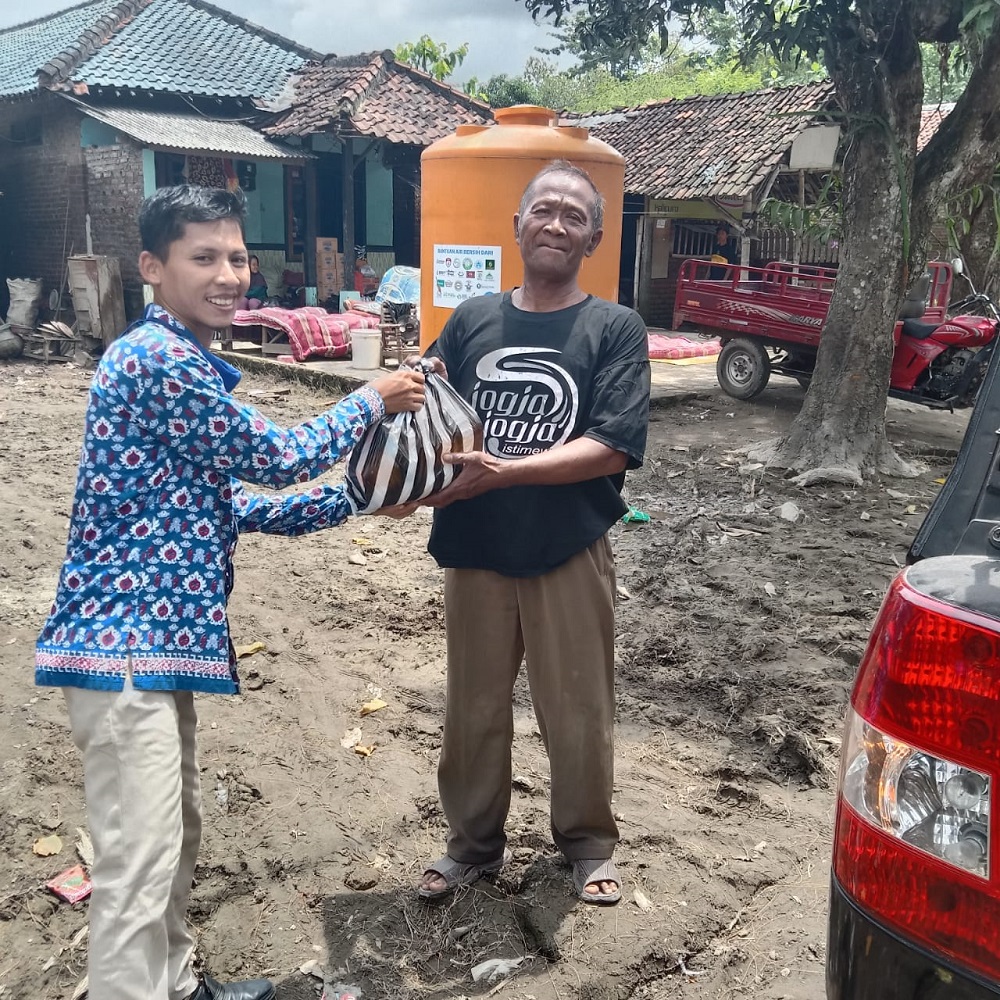 STIE PGRI DEWANTARA JOMBANG SALURKAN BANSOS KEPADA KORBAN BANJIR DI JOMBANG STIE PGRI DEWANTARA JOMBANG SALURKAN BANSOS KEPADA KORBAN BANJIR DI JOMBANG
